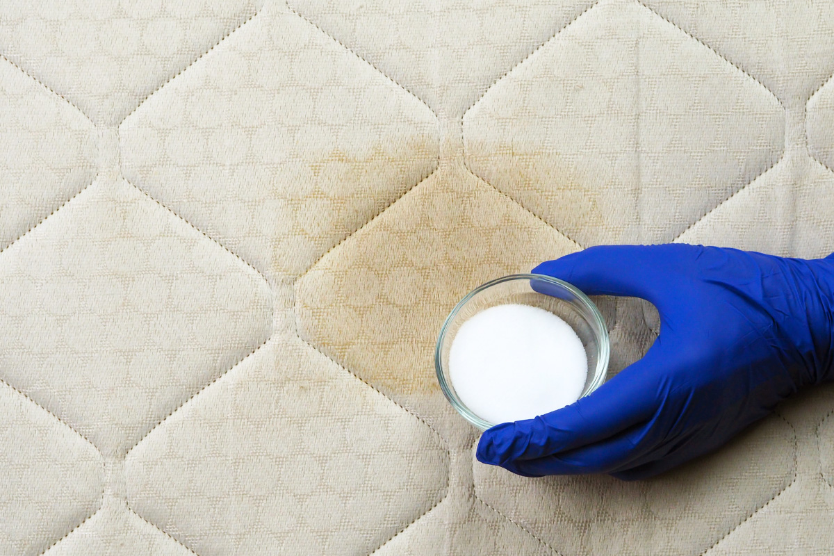 cleaning surface of mattress with baking soda