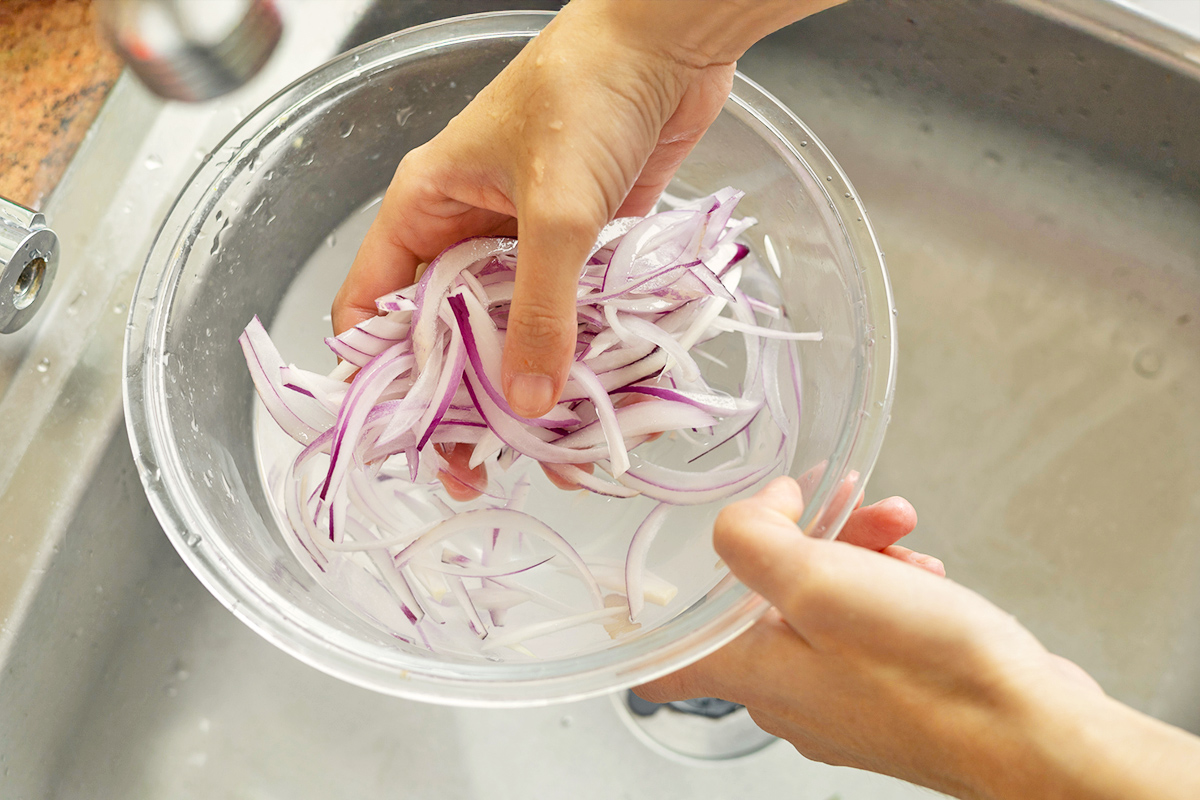 Why Chefs Always Soak Raw Onions